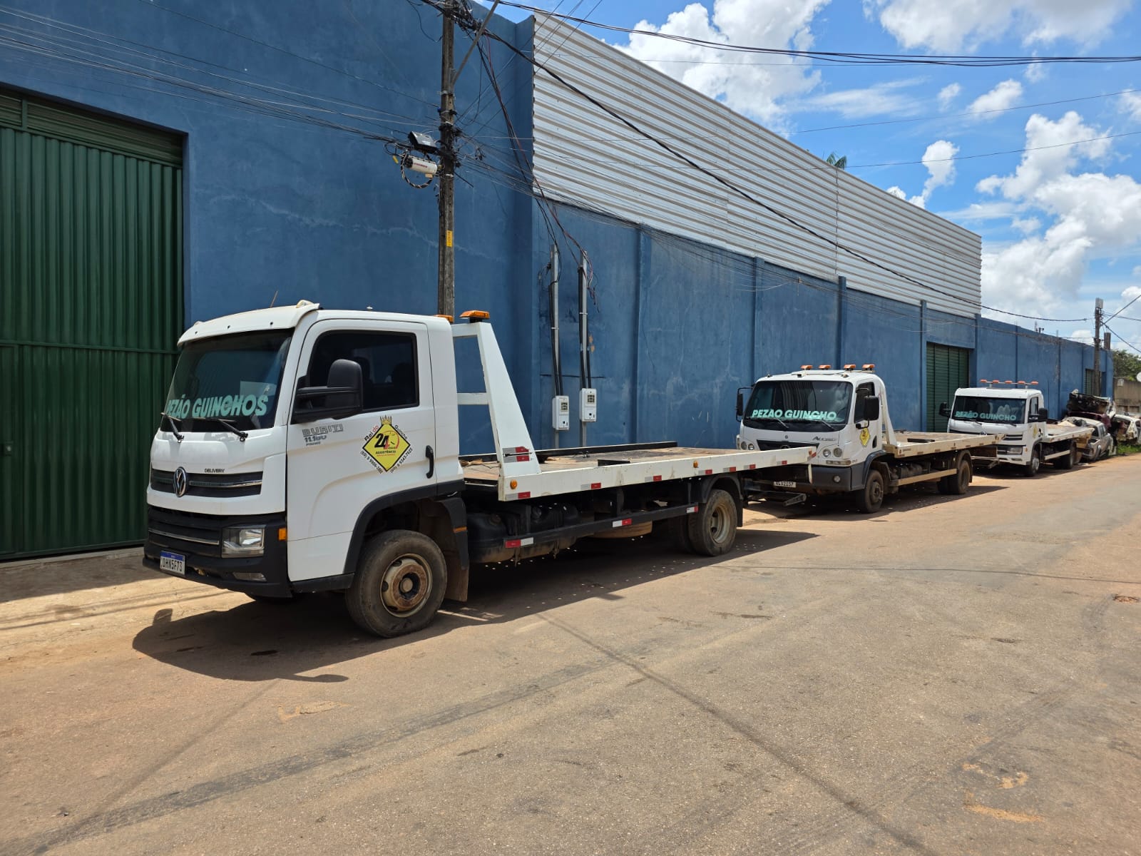 Caminhão plataforma da Pezão Guincho em frente à base