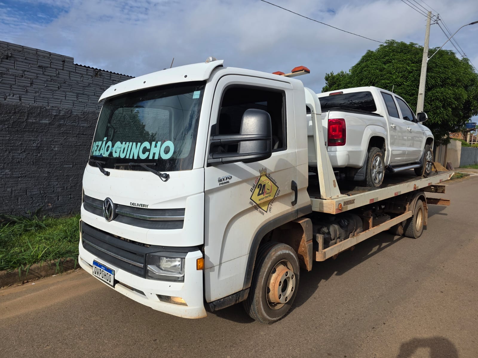 Caminhão plataforma transportando uma pickup